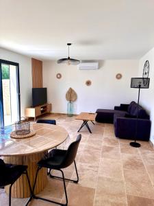 Maisons de vacances Maison de charme avec Jacuzzi : photos des chambres