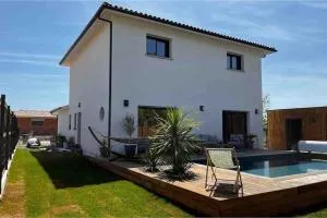 Maison familiale et spacieuse avec piscine - 萨莱
