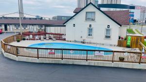 Falls Lodge by the Falls (Formerly Knights Inn)