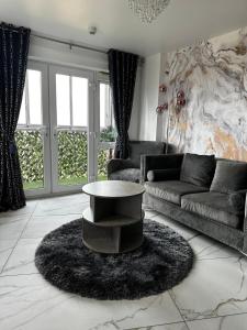 Two bed apartment with balcony Slough,Windsor,Legoland