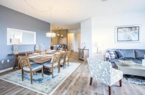 LakeView Penthouse Elegance condo