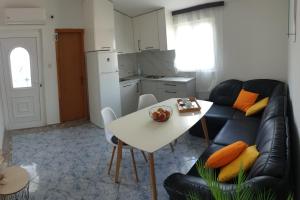 Apartments with parking space Vir - 21465