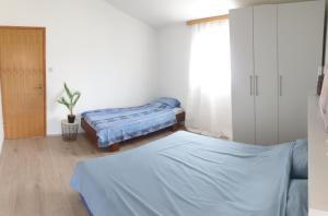 Apartments with parking space Vir - 21465