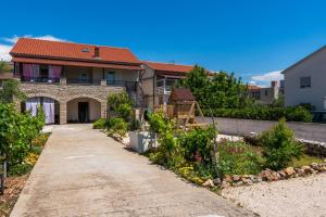 Apartments with parking space Vir - 21482