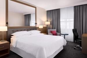 Deluxe Room, Guest room, 1 Queen room in Sheraton Heathrow Hotel