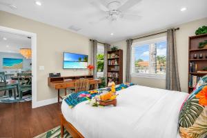 Vibrant Pool Home! Kayak, Firepit & Playground!