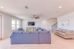 The Beach Fox- Sleeps 26- Walk to the Beach!