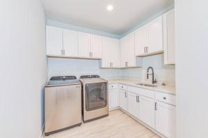 The Beach Fox- Sleeps 26- Walk to the Beach!