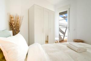 Beautiful top floor apt w amazing panoramic sea views!