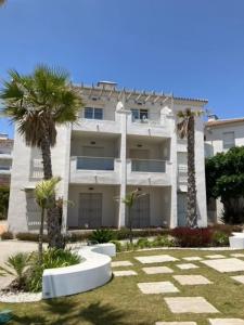 Beautiful top floor apt w amazing panoramic sea views!