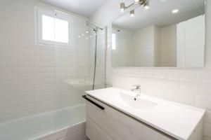 Beautiful top floor apt w amazing panoramic sea views!