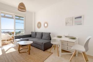Beautiful top floor apt w amazing panoramic sea views!