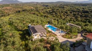 Hakuna Matata Holidays wooden lodge with airco & pool in Greek Olive Grove