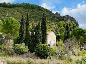 Maisons de vacances Vrijstaand vakantiehuis op loopafstand van het strand in Roquebrun : Maison 3 Chambres