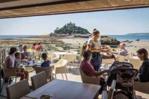 Very Spacious, Great location. Castle and Sea view