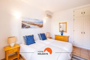 #014 Foxy J Flat with Shared Pool by Home Holidays