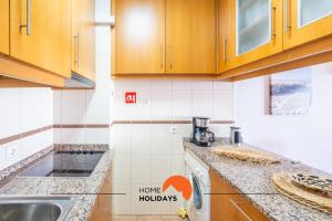 #014 Foxy J Flat with Shared Pool by Home Holidays