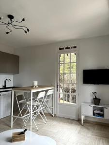 Cozy flat, quiet retreat w/ queen bed near forest - 3hvězdičkové hotely ve městě Barbizon