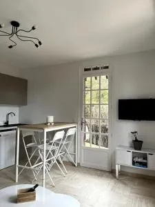 Cozy flat, quiet retreat w/ queen bed near forest - Arbonne