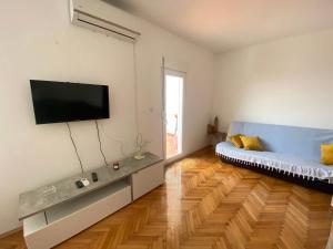 Two-bedroom apartment with parking and sea view