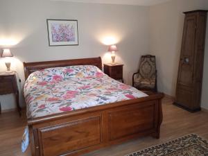 Maisons de vacances Charming detached 2 bedroom ancient house in medieval quarter of a small town in the Pays de la Loire, France : photos des chambres