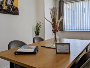 3BR-St Johns Hse-FREE Parking-Workers-Kitchen-WiFi-Dog Friendly