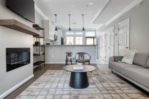 Shaw 2br w backyard wd nr nightlife WDC-689