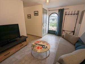 Maisons de vacances Gite La Rochefoucauld-en-Angoumois, 2 pieces, 4 personnes - FR-1-653-232 : photos des chambres