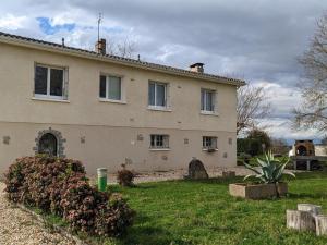 Maisons de vacances Gite La Rochefoucauld-en-Angoumois, 2 pieces, 4 personnes - FR-1-653-232 : photos des chambres