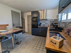 Maisons de vacances Gite La Rochefoucauld-en-Angoumois, 2 pieces, 4 personnes - FR-1-653-232 : photos des chambres