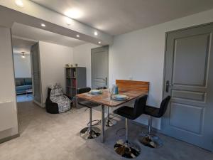 Maisons de vacances Gite La Rochefoucauld-en-Angoumois, 2 pieces, 4 personnes - FR-1-653-232 : photos des chambres