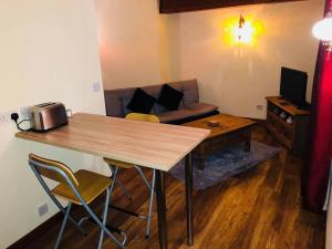 Vibrant Apartment at The Shore in Leith