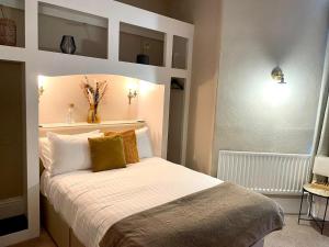 Small Double Room room in The Mortal Man Inn