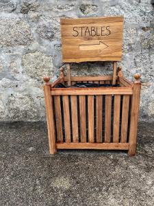 The Stables - Detached Cottage with Private Garden & Hot Tub