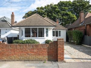 Seaside Family Bungalow for 5 people with garden and driveway parking