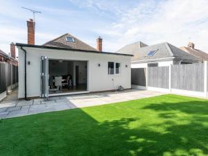 Seaside Family Bungalow for 5 people with garden and driveway parking