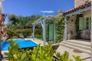 Stone villa Zelda with pool in Ližnjan, Istria