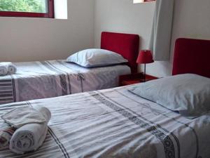 Maisons de vacances Gite Ferrieres-sur-Sichon, 4 pieces, 8 personnes - FR-1-489-212 : photos des chambres