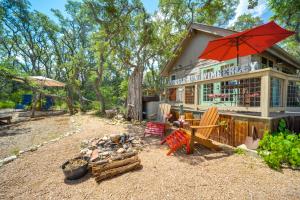 Snuggle Inn Wimberley Cabin with Fire Pit and Deck