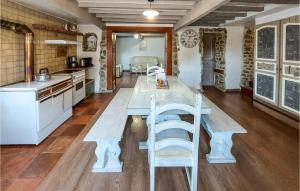 Maisons de vacances Beautiful Home In Champoly With Wifi And 4 Bedrooms : photos des chambres