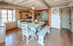 Maisons de vacances Beautiful Home In Champoly With Wifi And 4 Bedrooms : photos des chambres