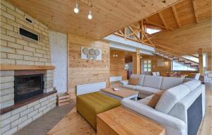 3 Bedroom Lovely Home In Jelenscak