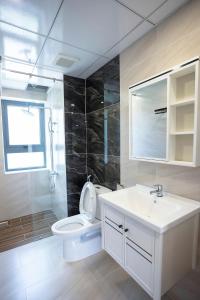 Phòng Deluxe giường đôi có ban công (Deluxe Double Room with Balcony)