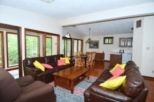 Dogwood Knoll - Wifi, Pool Access, Deck, Fireplace, Deck, Family Friendly, Hiking, Games, Screen Porch, King Bed
