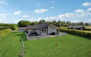 4 Bedroom Amazing Home In Humble - Hennetved