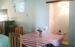 Maisons de vacances Beautiful Home In Monteux With Wifi And 2 Bedrooms : photos des chambres