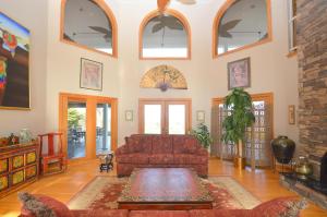 Redbud Keep - Unique Features, MovieDecor, Grill, Wifi, Family Friendly, Hiking, Billiard Table, Movie Theater Room, Fireplace, Golfing, View, 2 King Beds