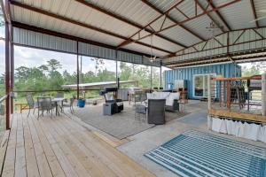 obrázek - Pet-Friendly Bastrop Container Home Near Hiking!