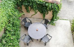 Maisons de vacances Gorgeous Home In Monteux With Wifi : photos des chambres