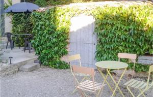 Maisons de vacances Beautiful Home In Monteux With Wifi And 2 Bedrooms : photos des chambres